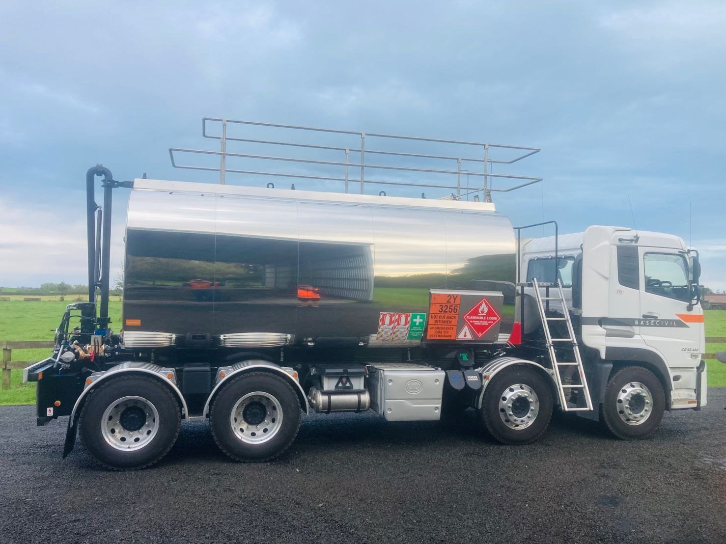 Specialist road-maintenance tanker truck and trailer